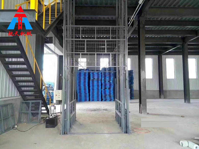 導軌式升降平臺