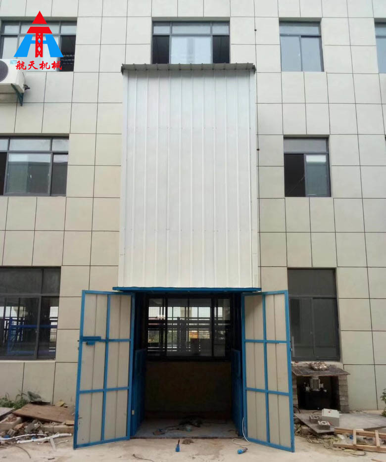 室外二層2噸導軌式升降平臺加彩鋼瓦包圍安裝完成