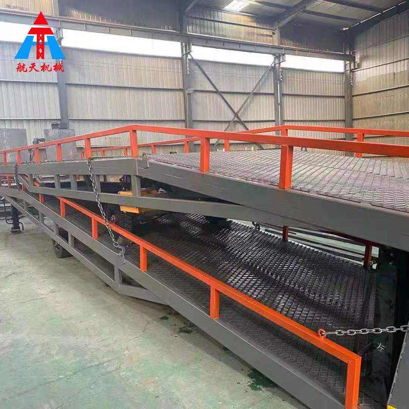 4臺(tái)10噸移動(dòng)式登車(chē)橋裝箱發(fā)貨